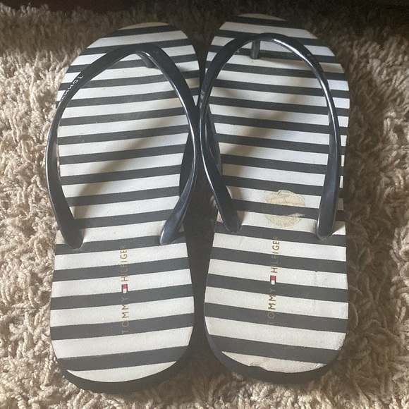 TOMMY HILFIGER. Black & White Flip Flops. Size 9-10 - Picture 6 of 7